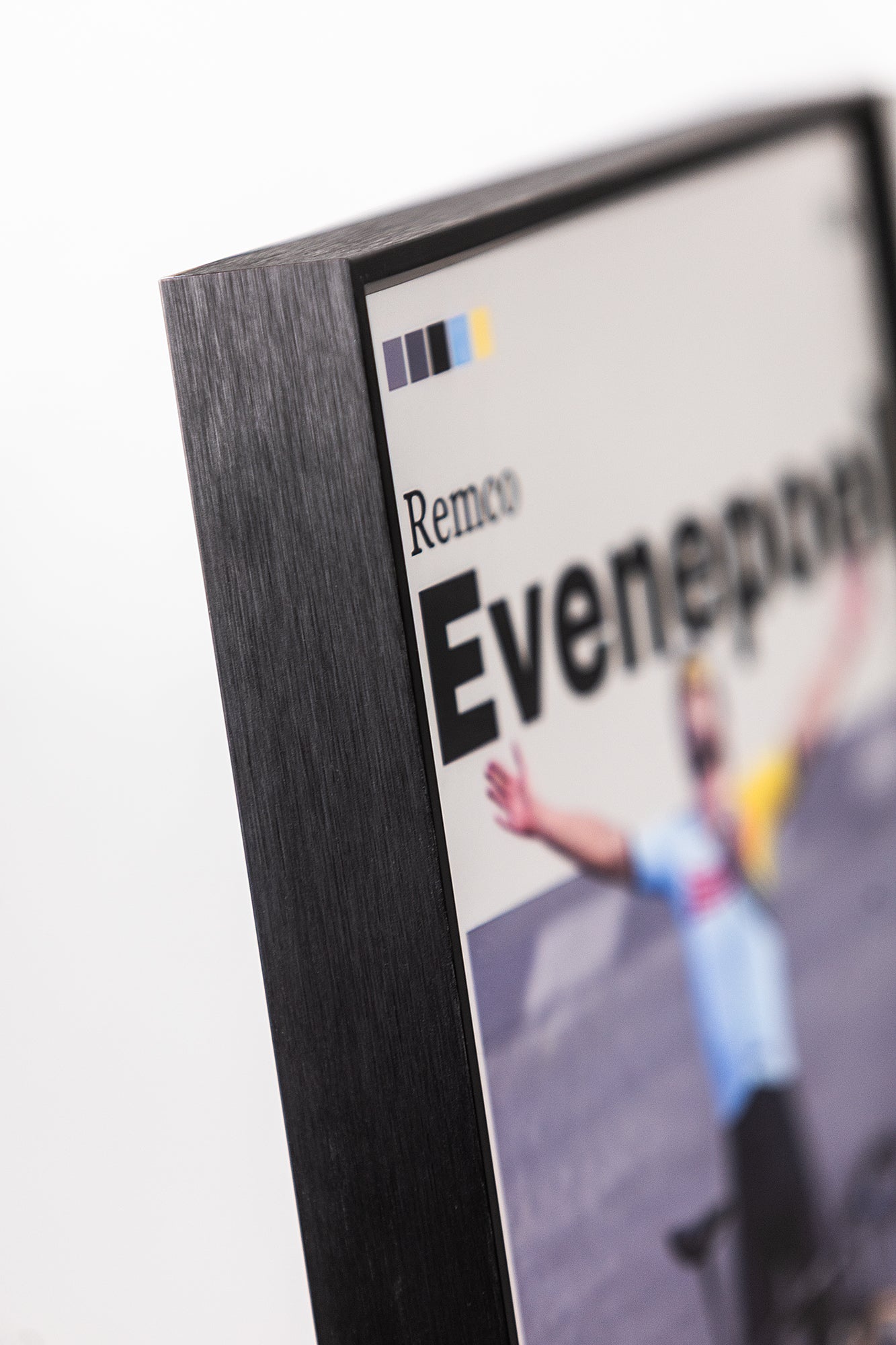 High quality black aluminium frame featuring smooth texture and clear edges