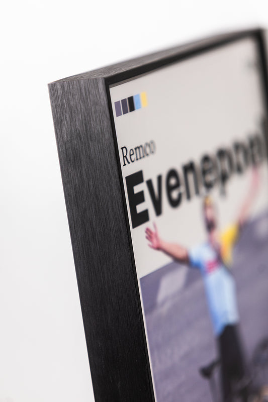 High quality black aluminium frame featuring smooth texture and clear edges