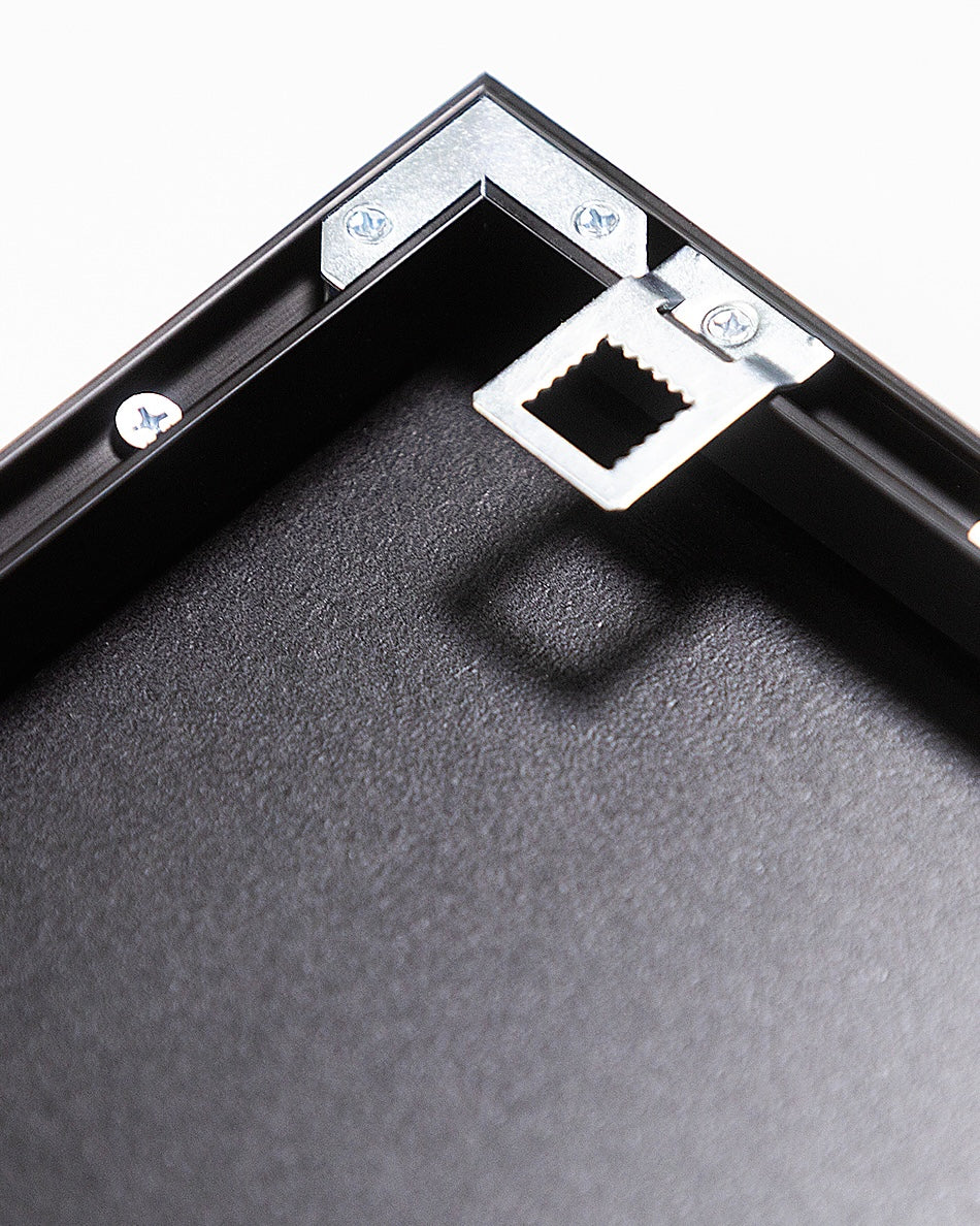 High quality aluminum frame in black with build in hanging system